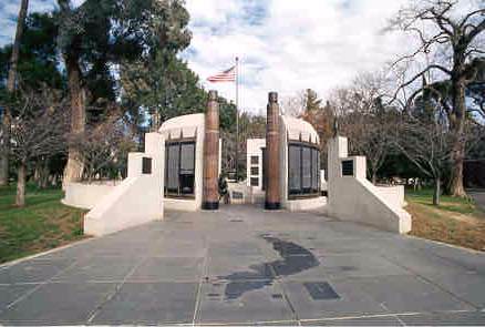 <strong>Monumento estatal a los veteranos de Vietnam</strong><br>El Monumento a los veteranos de Vietnam de California se encuentra en el Parque del Capitolio de Sacramento. Inaugurado en 1988, el monumento conmemora a los californianos que murieron o desaparecieron en la Guerra de Vietnam.<br>