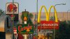 Newsom firma ley para aumentar salario mínimo de los trabajadores de comida rápida