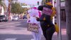 ‘Unicornios’ ayudan a cruzar la calle en Normal Heights