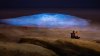 Captan espectacular foto de una pareja con bioluminiscencia de fondo