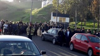 niños afuera de una escuela