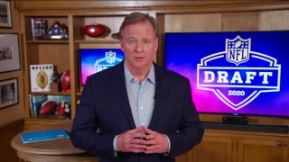 El comisionado de la NFL, Roger Goodell, habla desde su casa en Bronxville, Nueva York, durante la primera ronda del Draft de la NFL 2020 el 23 de abril.