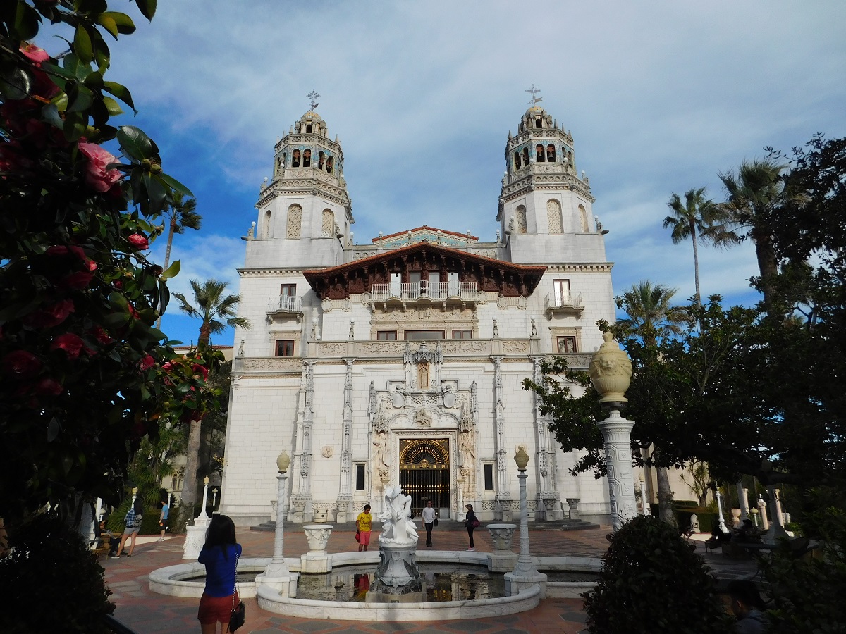 Jardines y obras de arte rodean el edificio principal, conocido como la Casa Grande, con un total de 115 habitaciones que incluyen un refectorio, sala de billar, teatro, biblioteca, estudio gu00f3tico, salu00f3n de belleza, cocina y el comedor del personal.