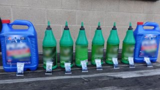 Varios contenedores de plástico se observan con los letreros borrados