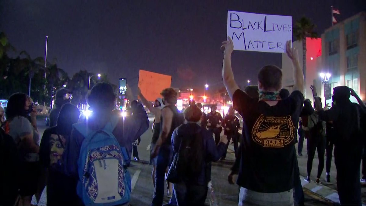 Protesta pacífica marcha por calles del centro de San Diego, mientras