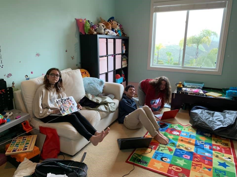 Estudiantes, en casa, en San Diego durante la pandemia de coronavirus a mediados de marzo de 2020.