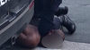 Video: hombre muere mientras clamaba por ayuda en arresto, despiden a cuatro policías