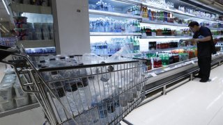 Botellas de plástico en un supermercado.