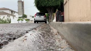 Un río de agua en una calle de Tijuana