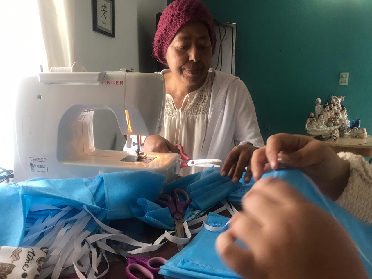 Costureras en Tijuana realizan cubre bocas en equipo para donar a equipos de salud.