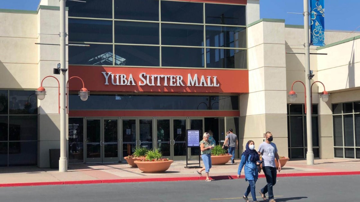 Mall en Yuba City es el primero en reabrir sus puertas en California