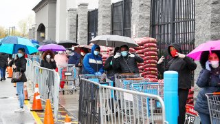 Estadounidenses se alinean para comprar productos en supermercados como Walmart por temor a la pandemia de COVID-19.