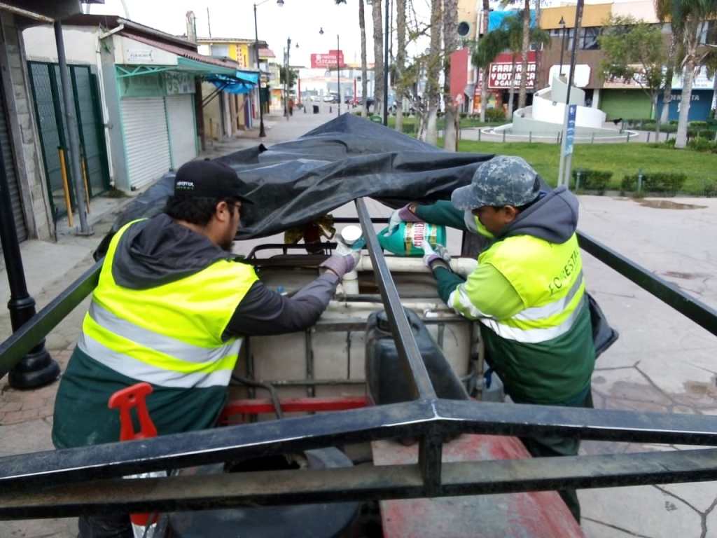 cuadrillas de limpieza ponen cloro en una revolvedora