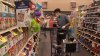 Jóvenes brindan servicio de compras de alimentos para personas de la tercera edad