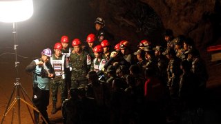 Miembros de los servicios de rescate en el lugar de la búsqueda de los miembros de un equipo de fútbol y su entrenador en la cueva Tham Luang en la provincia Chiang Rai en Tailandia