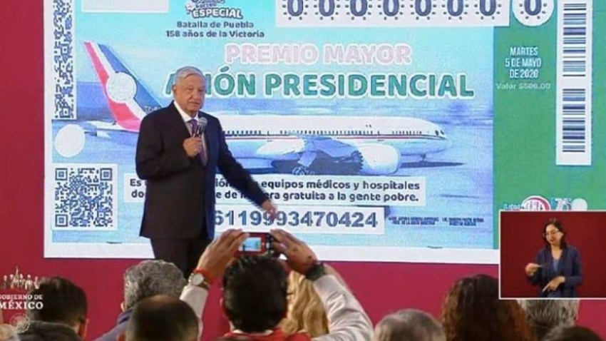AMLO muestra un “cachito” para la rifa del avión presidencial ...