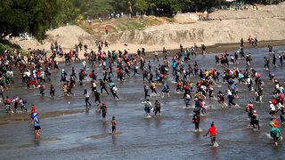 Migrantes centroamericanos en el río Suchiate