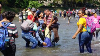 Migrantes hondureños en el río Suchiate.