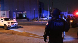 Policía mexicana resguarda sitio de un narcoataque