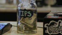 ¿Te has dado cuenta que ahora estamos dando más propina y en más lugares? Experta nos explica cuándo y cuánto se debe dar de propina