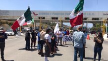 manifestantes después que militares recuperaran la caseta de cobro de Playas de Tijuana-Rosarito en Baja California tras decreto de Jaime Bonilla