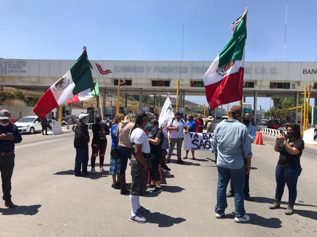 manifestantes después que militares recuperaran la caseta de cobro de Playas de Tijuana-Rosarito en Baja California tras decreto de Jaime Bonilla 