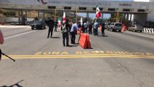 manifestantes en caseta de Playas de Tijuana-Rosarito