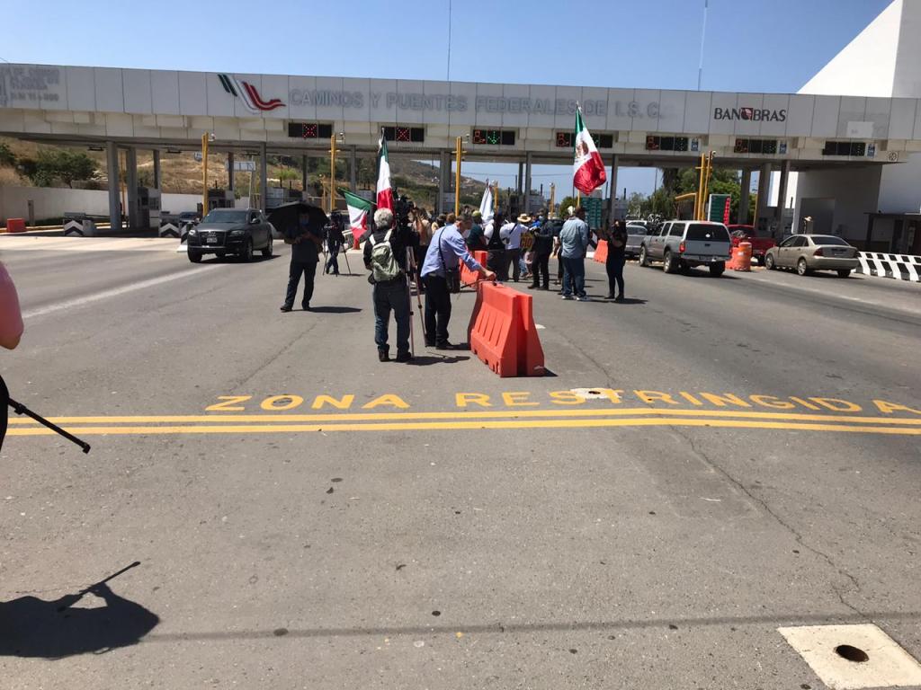 manifestantes en caseta de Playas de Tijuana-Rosarito