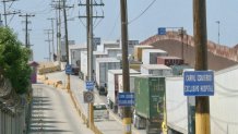 fila de camiones en la frontera Tijuana Mesa de Otay