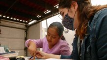 maestra transforma cochera en salon de clases