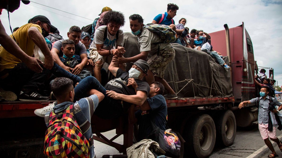 Policías Y Militares Frenan A Caravana De Migrantes En Guatemala Telemundo San Diego 20 5964