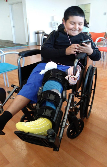 Jason en el hospital tras operación de su pierna