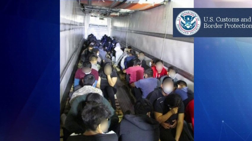 Encuentran a docenas de migrantes hacinados en remolques en el área de Laredo