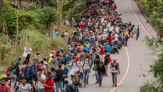 Migrantes de Honduras cruzan a Guatemala