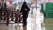 policia municipal de Tijuana caminando bajo la lluvia