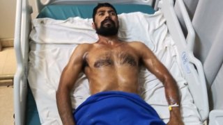 hombre con barba postrado sobre cama de Hospital