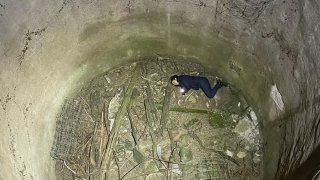 Foto de una mujer que cayó a un pozo.