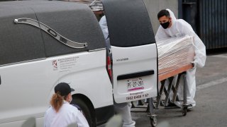 Personal funerario traslada un ataúd en Guadalajara
