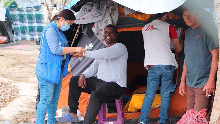 Primer grupo de 25 migrantes del campamento en México cruzará a Estados Unidos | Al Dia Media Ilusión en campamento migrante del norte de México con nuevo censo para asilo – Telemundo San Diego (20)
