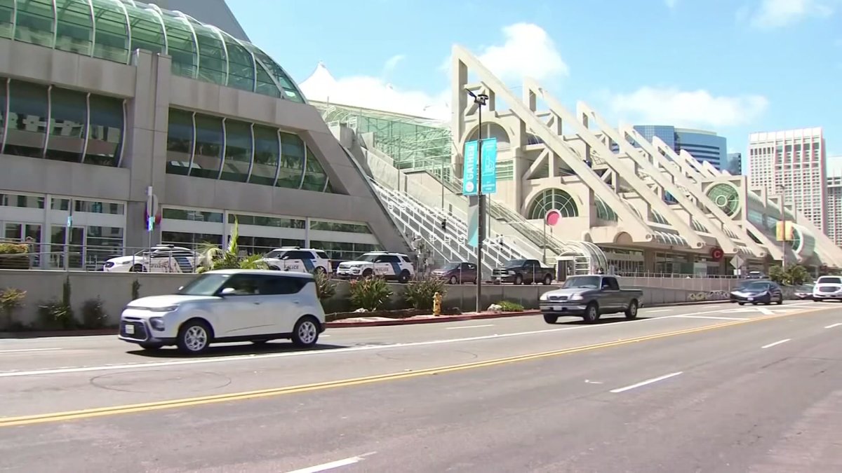 Nuevo grupo de menores migrantes llega este domingo al Centro de Convenciones San Diego Nuevo grupo de menores migrantes llega este domingo al Centro de Convenciones San Diego