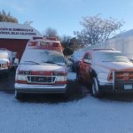 camiones de bomberos cubiertos en nieve en estacion en La Rumorosa