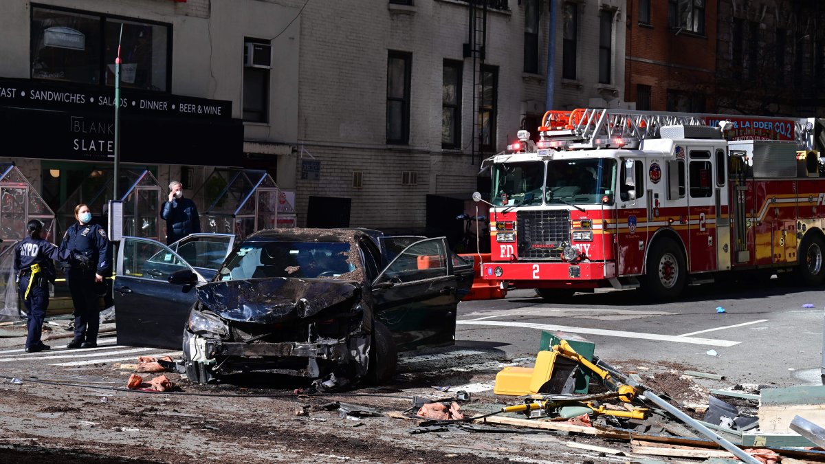 Vehículos se estrellan contra un restaurante al aire libre de Manhattan