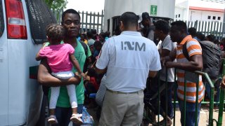 Agentes mexicanos dialogan con migrantes en Chiapas