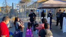 Dos madres hondureñas con cinco menores esperando a entrar a EEUU en la garita de San Ysidro