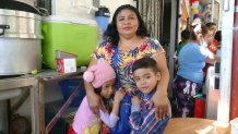 Madre migrante con sus dos hijos en un albergue en Tijuana