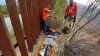 Rescatan en Baja California a joven migrante que resbaló de la valla fronteriza