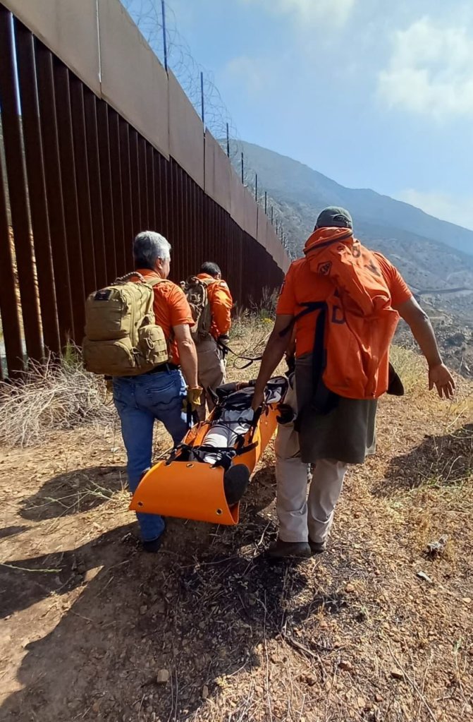 RESCATAN A MIGRANTE A UN COSTADO DEL MURO FRONTERIZO