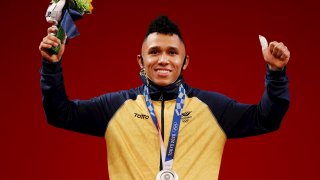 El colombiano celebra el primer podio alcanzado por su país en Tokyo 2020