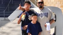 Ruben Naranjo junto a sus dos hijos en Petco Park