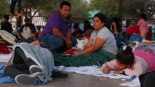 Foto de mujeres, hombres y niños en la Plaza de la República en Reynosa.